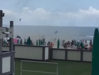 Ανεμοστρόβιλος χτυπάει παραλία της Νάπολης και σπέρνει τον τρόμο – Δέκα τραυματίες (βίντεο)
